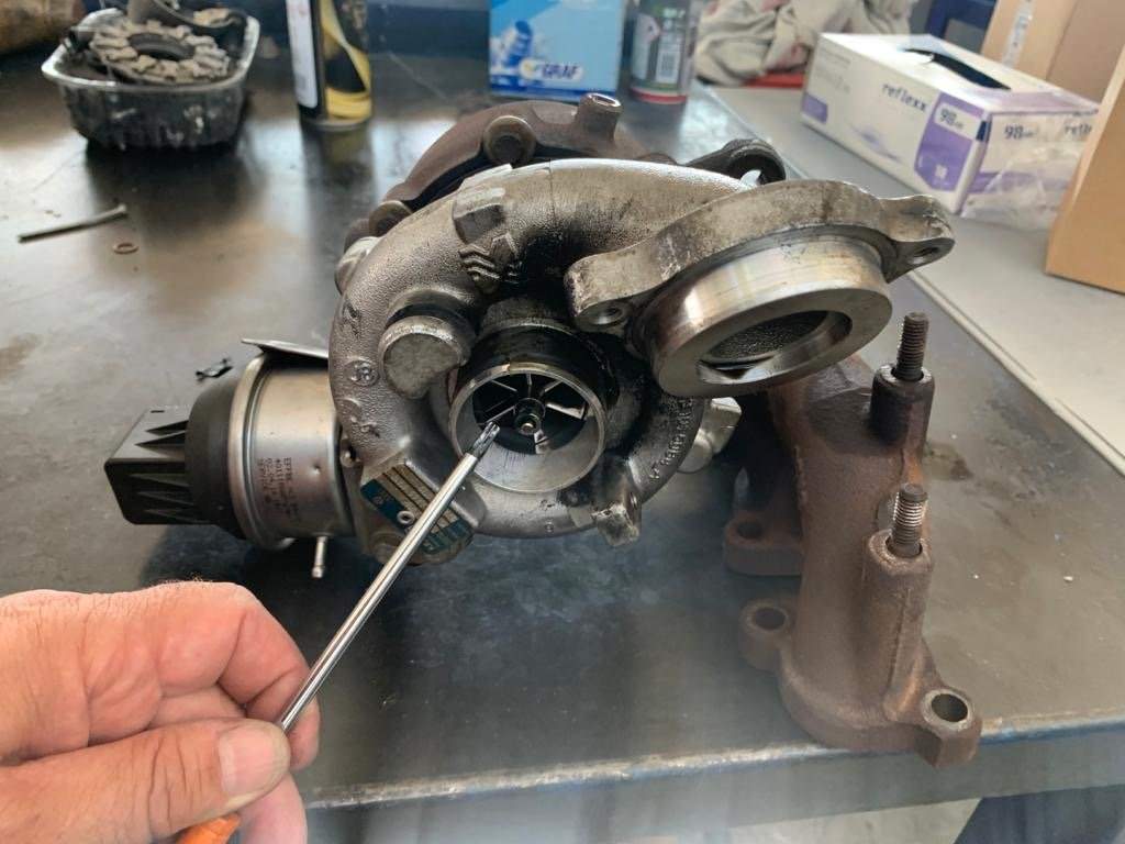 Turbo rotto con evidenti anomalie sul rotore con gioco assiale